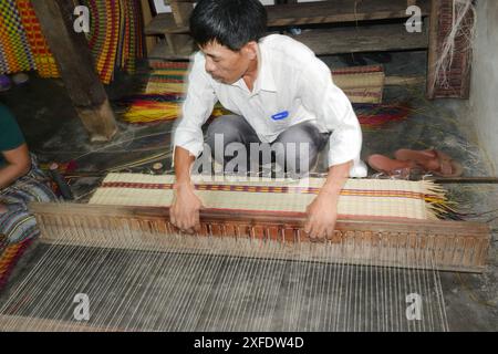 Ein Mattenweber, der in seinem Haus in einem kleinen Dorf in Cẩm Kim, Hội an, Vietnam arbeitet. Stockfoto