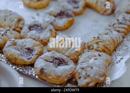 Süße gebackene Köstlichkeiten, auf der qa-Silv4r-Platte. Süßigkeiten, bedeckt mit Puderzucker. Stockfoto