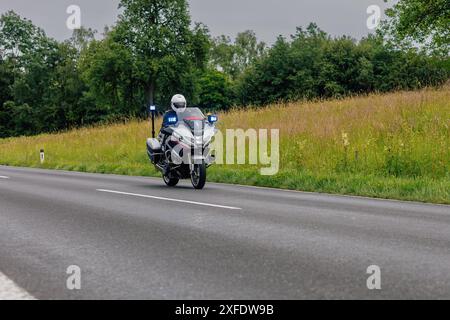 Polizist auf Motorrad in Österreich. Österreichische Motorradpolizei auf offener Straße oder auf dem Land. Die Polizei patrouilliert in den Dörfern Stockfoto