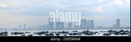 Ein Fischerhafen mit Skyline von da Nang, Vietnam. Stockfoto