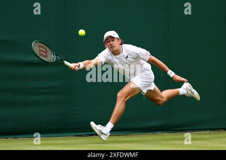 Juli 2024; All England Lawn Tennis and Croquet Club, London, England; Wimbledon Tennis Tournament, Tag 2; Alex de Minaur (aus) in Aktion während seines Spiels in der ersten Runde gegen James Duckworth (aus) Stockfoto