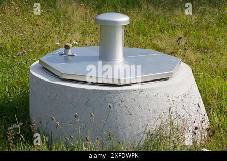 Nahaufnahme des Trinkwasserbrunnens des Wasserversorgers. Stockfoto
