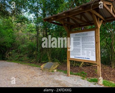 Prattville, Alabama, USA-27. März 2024: Informationsschild am Eingang zum Wilderness Park und Bamboo Forest in Prattville, Alabama. Stockfoto