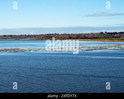 Blick in Richtung Lymington und Keyhaven Marshes, von der Fähre Isle of Wight, in der Nähe von Lymington, New Forest National Park, Hampshire, England, Großbritannien, Januar Stockfoto