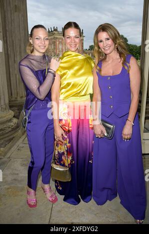Marlena Selikovsky, Jessica Schwarz und Mareile Höppner bei der Marc Cain Fashion Show 'Pure Radiance - Frühjahr/Sommer 2025' auf der Berlin Fashion Week S/S 2025 in der Kolonnade mit Triumphtor am Neuen Palais. Potsdam, 02.07.2024 Stockfoto