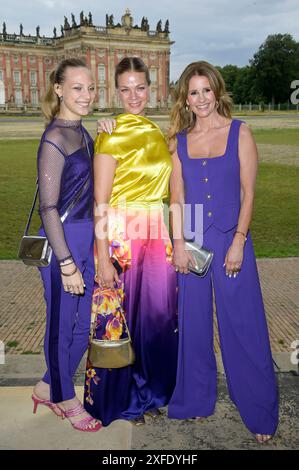 Marlena Selikovsky, Jessica Schwarz und Mareile Höppner bei der Marc Cain Fashion Show 'Pure Radiance - Frühjahr/Sommer 2025' auf der Berlin Fashion Week S/S 2025 in der Kolonnade mit Triumphtor am Neuen Palais. Potsdam, 02.07.2024 Stockfoto