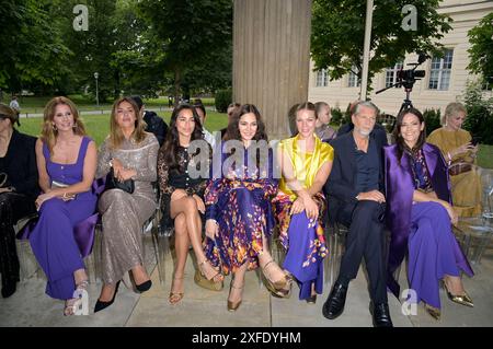 Mareile Höppner, Jana Azizi, Nilam Farooq, Jessica Schwarz, Kai Wiesinger und Bettina Zimmermann bei der Marc Cain Fashion Show 'Pure Radiance - Frühjahr/Sommer 2025' auf der Berlin Fashion Week S/S 2025 in der Kolonnade mit Triumphtor am Neuen Palais. Potsdam, 02.07.2024 Stockfoto