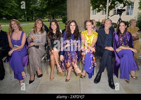 Mareile Höppner, Jana Azizi, Nilam Farooq, Jessica Schwarz, Kai Wiesinger und Bettina Zimmermann bei der Marc Cain Fashion Show 'Pure Radiance - Frühjahr/Sommer 2025' auf der Berlin Fashion Week S/S 2025 in der Kolonnade mit Triumphtor am Neuen Palais. Potsdam, 02.07.2024 Stockfoto