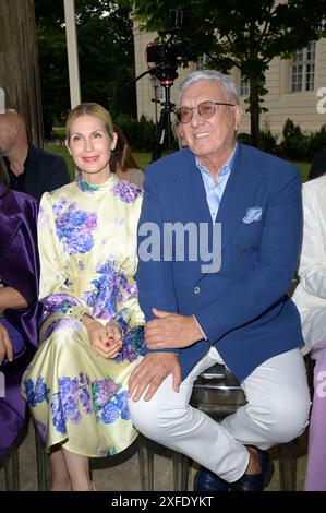 Kelly Rutherford und Helmut Schlotterer bei der Marc Cain Fashion Show 'Pure Radiance - Frühjahr/Sommer 2025' auf der Berlin Fashion Week S/S 2025 in der Kolonnade mit Triumphtor am Neuen Palais. Potsdam, 02.07.2024 Stockfoto