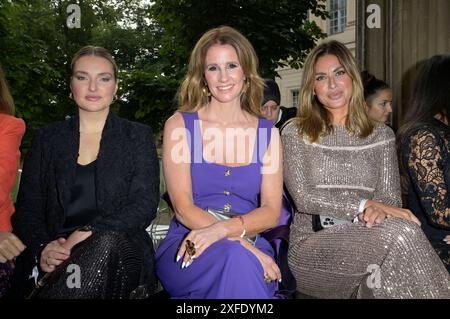 Marie von den Benken, Mareile Höppner und Jana Azizi bei der Marc Cain Fashion Show 'Pure Radiance - Frühjahr/Sommer 2025' auf der Berlin Fashion Week S/S 2025 in der Kolonnade mit Triumphtor am Neuen Palais. Potsdam, 02.07.2024 Stockfoto