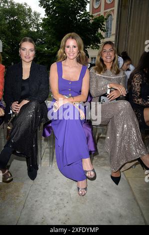 Marie von den Benken, Mareile Höppner und Jana Azizi bei der Marc Cain Fashion Show 'Pure Radiance - Frühjahr/Sommer 2025' auf der Berlin Fashion Week S/S 2025 in der Kolonnade mit Triumphtor am Neuen Palais. Potsdam, 02.07.2024 Stockfoto