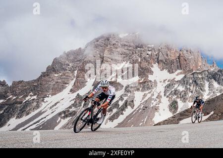 Bild von Zac Williams/SWpix.com - 02/07/2024 - Radfahren - 2024 Tour de France - Stage 4 Pinerolo nach Valloire - Frankreich - Juan Ayuso, VAE Team Emirates. Quelle: SWpix/Alamy Live News Stockfoto