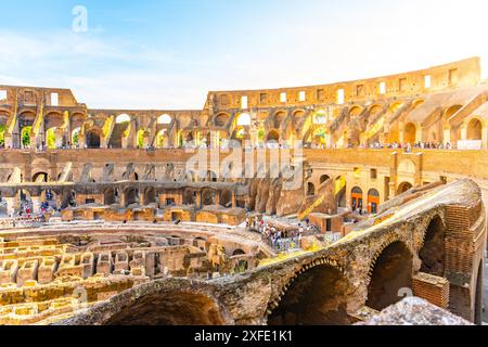 Blick auf das Kolosseum in Rom, Italien, bei einem wunderschönen Sonnenuntergang. Das antike Amphitheater wird in warmes Licht getaucht, während die Sonne am Horizont untergeht. Stockfoto