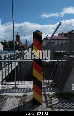 Deutscher Grenzposten an der Neiße-Brücke zwischen Guben (Deutschland) und Gubin (Polen). Stockfoto