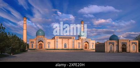 Panorama des Hazrati Imam Architekturkomplexes in Taschkent. Hast Imam Moschee und das Mayi Muborak Madrasah Library Museum im Sommer auf dem Platz Stockfoto