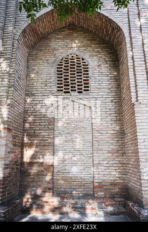 Die antike Tür ist an der Mauer der alten mittelalterlichen Barakhan-Madrasah im Hazrati-Imam-Komplex in Taschkent gemauert Stockfoto