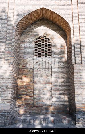 Die antike Tür ist an der Mauer der alten mittelalterlichen Barakhan-Madrasah im Hazrati-Imam-Komplex in Taschkent gemauert Stockfoto