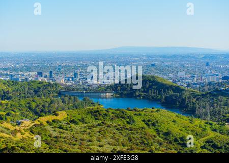 Panoramablick auf die Stadt vom Mount Lee aus, mit grünen Hügeln, Hollywood Reservoir und weitläufiger Stadtentwicklung in Los Angeles unter Clear Stockfoto