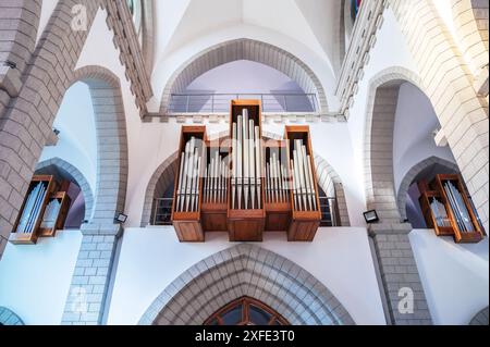 Pfeifen einer Kirchenorgel im Inneren einer christlich-katholischen Kirche. Kathedrale des Heiligen Herzens Jesu in Taschkent Stockfoto