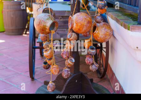 San Diego, Kalifornien - 16. April 2024: Hängende Tontöpfe in verschiedenen Größen und Farben, die an Saiten hängen, ausgestellt in Old Town San Diego Historic P Stockfoto