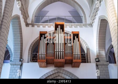 Pfeifen einer Kirchenorgel im Inneren einer christlich-katholischen Kirche. Kathedrale des Heiligen Herzens Jesu in Taschkent in Usbekistan Stockfoto
