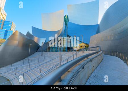 Los Angeles, Kalifornien - 10. April 2024: Architektonische Details der Walt Disney Concert Hall im Zentrum VON LA, mit Schwerpunkt auf modernem Design und geschwungener M Stockfoto