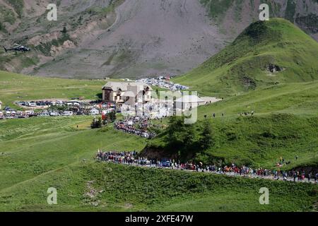 VALLOIRE, FRANKREICH - 01. JULI: während der 4. Etappe der 111. Ausgabe des Tour de France 2024 Radrennens, eine Etappe von 140 km mit Start in Pinerolo und Ziel in Valloire am 01. Juli 2024 in Valloire, Frankreich, 07/2024 ( Foto: Jan de Meuleneir /Pool / GodingImages Stockfoto