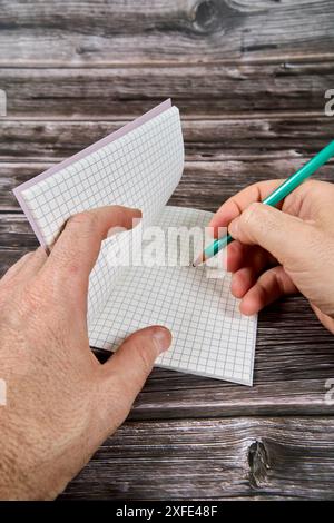 Erkennbare Handschrift auf einem Notizblock. Stockfoto