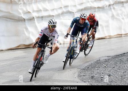 VALLOIRE, FRANKREICH - 01. JULI : während der 4. Etappe des 111. Rennens der Tour de France 2024 hat der britische Adam Yates für das Team der Vereinigten Arabischen Emirate eine Etappe von 140 km mit Start in Pinerolo und Ende in Valloire am 01. Juli 2024 in Valloire, Frankreich, 07/2024 (Foto: Jan de Meuleneir / Foto-News Stockfoto