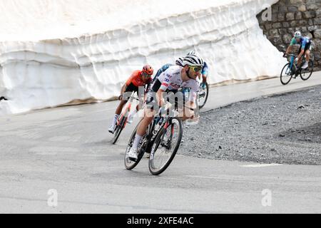 VALLOIRE, FRANKREICH - 01. JULI : während der 4. Etappe des 111. Rennens der Tour de France 2024 hat der britische Adam Yates für das Team der Vereinigten Arabischen Emirate eine Etappe von 140 km mit Start in Pinerolo und Ende in Valloire am 01. Juli 2024 in Valloire, Frankreich, 07/2024 (Foto: Jan de Meuleneir / Foto-News Stockfoto