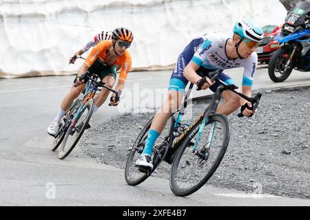 VALLOIRE, FRANKREICH - 01. JULI : während der 4. Etappe des 111. Rennens der Tour de France 2024 fuhr Simon Yates für das Team Jayco Alula in einer Etappe von 140 km mit Start in Pinerolo und Ende in Valloire am 01. Juli 2024 in Valloire, Frankreich, 07/2024 ( Foto: Jan de Meuleneir / Foto-News Stockfoto