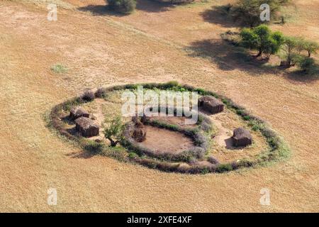 Kenia, Teil des Grabens zwischen Lake Magadi und Lake Natron, Strauchsavanne Landschaft, Masai Dorf (aus der Vogelperspektive) Stockfoto