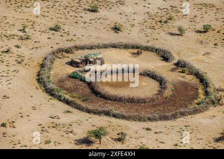 Kenia, Teil des Grabens zwischen Lake Magadi und Lake Natron, Strauchsavanne Landschaft, Masai Dorf (aus der Vogelperspektive) Stockfoto