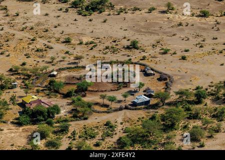 Kenia, Teil des Grabens zwischen Lake Magadi und Lake Natron, Strauchsavanne Landschaft, Masai Dorf (aus der Vogelperspektive) Stockfoto