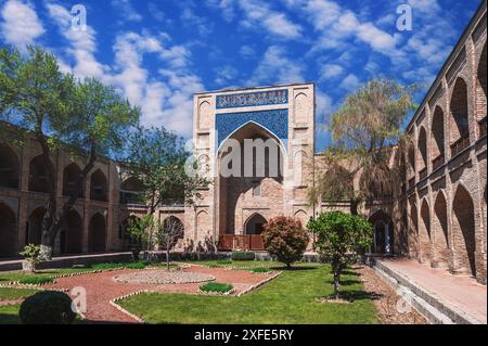 Innenhof der alten usbekischen Kukeldash Madrasah in Taschkent in Usbekistan. Mittelalterliche historische islamische Madrassa unter einem wunderschönen blauen Himmel im Sommer Stockfoto