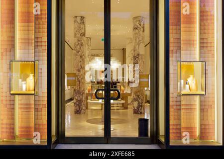 Spanien, Katalonien, Barcelona, Frontfenster des Luxusgeschäfts Bulgari, 74 Passeig de Gracia im Eixample-Viertel Stockfoto