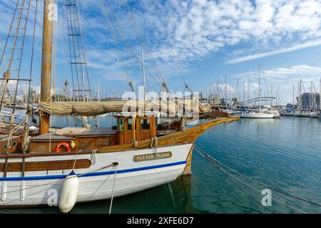 Spanien, Katalonien, Barcelona, der Schoner aus Norwegen Far Barcelona, ein Segelboot, das zur Flotte des Seemuseums von Barcelona gehört Stockfoto