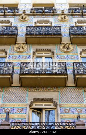 Spanien, Katalonien, Barcelona, Fassade mit Mosaiken und Gesichtern von Menschen dekoriert, die als Schauspieler des Theaters oder der Oper der Casa Vicenta Vilaro de Tor gekleidet sind Stockfoto