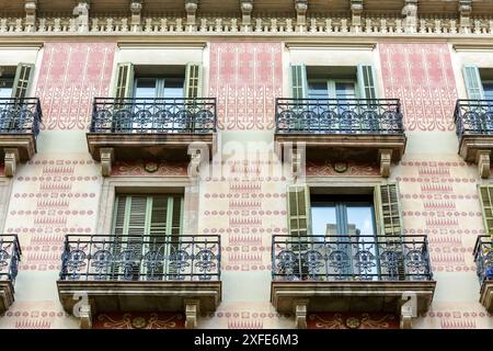 Spanien, Katalonien, Barcelona, Fassade eines Apartmenthauses im Stil der Moderne, 54 Carrer Gran de Gracia im Stadtteil Vila de Gracia Stockfoto