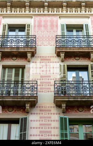 Spanien, Katalonien, Barcelona, Fassade eines Apartmenthauses im Stil der Moderne, 54 Carrer Gran de Gracia im Stadtteil Vila de Gracia Stockfoto