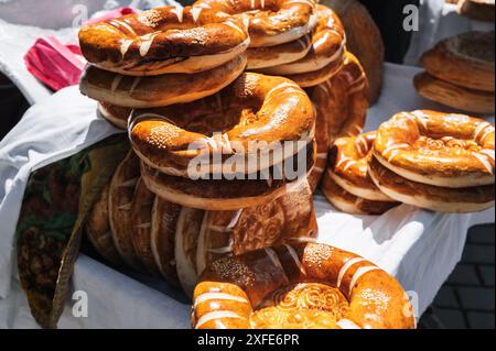 Traditionelles asiatisches Brot kasachisch Tandoor Fladenbrot auf der Theke auf dem Basar in Kasachstan Stockfoto