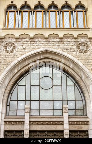 Spanien, Katalonien, Barcelona, Detail der Fassade des ehemaligen Sparkassengebäudes Casal de Ahorro heute die Caixa Bank, die zwischen 1913 und 1917 in gebaut wurde Stockfoto