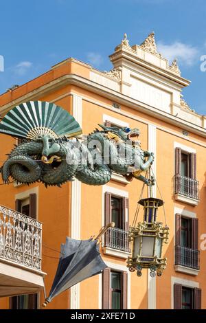 Spanien, Katalonien, Barcelona, Details der Fassade von Casa Bruno Cuadros auch casa dels Paraigues genannt, ein ehemaliger Regenschirm und chinesischer Fan-Shop jetzt A Stockfoto