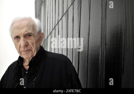 Frankreich, Aveyron, Rodez, Soulages Museum, der Maler Pierre Soulages vor einem Outrenoir Stockfoto