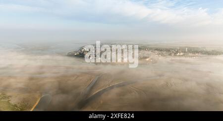 Frankreich, Somme, Baie de Somme, Le Crotoy, Les mollières in der Nähe von Le Crotoy im Morgennebel (Luftaufnahme) (Luftaufnahme) Stockfoto
