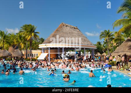 Mexiko, Bundesstaat Quintana Roo, Riviera Maya, Playa Paraiso, Swimmingpool im Iberostar Hotel Stockfoto