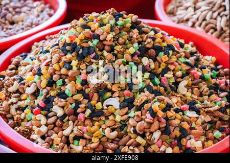 Traditionelle usbekische süße Mischung aus verschiedenen Nusssorten, getrockneten Früchten, orientalischen Süßigkeiten aus der Nähe Stockfoto