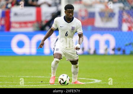 Gelsenkirchen, Deutschland. 30. Juni 2024. Marc Guaehi aus England spielte im Achtelfinale der UEFA Euro 2024 im Stadion Veltins-Arena am 30. Juni 2024 in Gelsenkirchen. (Foto: Sergio Ruiz/PRESSINPHOTO) Credit: PRESSINPHOTO SPORTS AGENCY/Alamy Live News Stockfoto