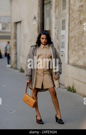 Paris, Frankreich. Juni 2024. Street Style, Sabrina Bahsoon, die 2025 am 27. Juni 2024 im Institut National de Jeunes Sourds de Paris in Paris, Frankreich, stattfand. Foto: Marie-Paola Bertrand-Hillion/ABACAPRESS. COM Credit: Abaca Press/Alamy Live News Stockfoto