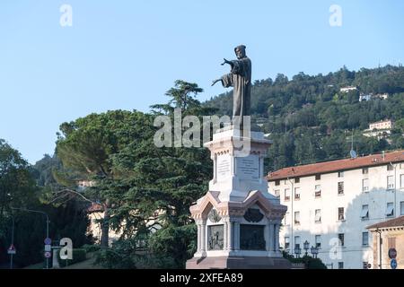 Monumento ad Arnaldo da Brescia (Denkmal für Arnaldo von Brescia) auf der Piazzale Arnaldo im historischen Zentrum von Brescia, Lombardei, Italien© Wojciech Strozy Stockfoto